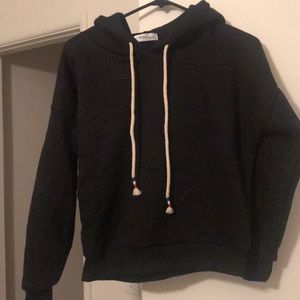 Hooded crop top sweatshirt.